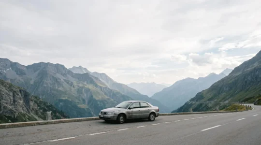 Panorama de route suisse avec véhicule en situation de panne sur fond alpin