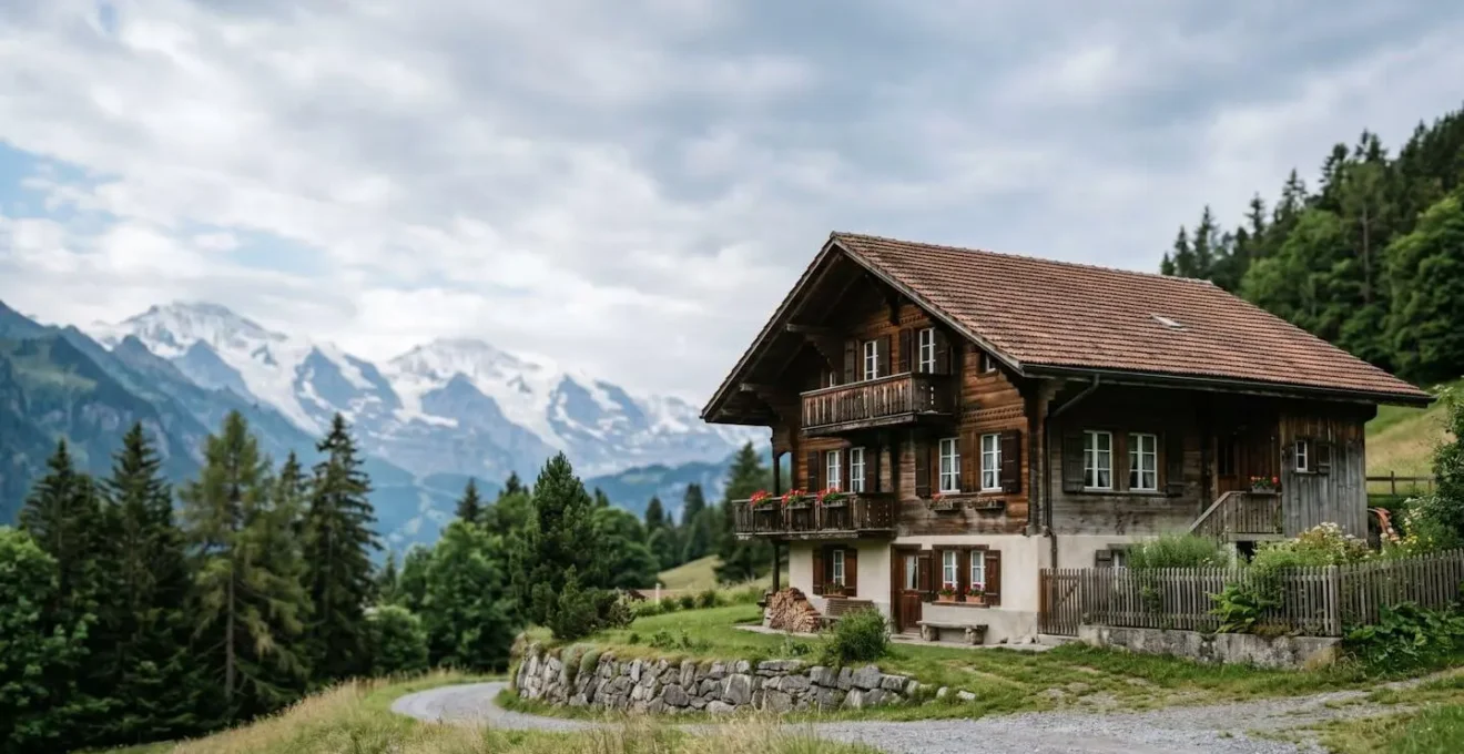 Vue architecturale d'un bâtiment suisse traditionnel avec toiture en tuiles et façade blanche, symbolisant la protection patrimoniale