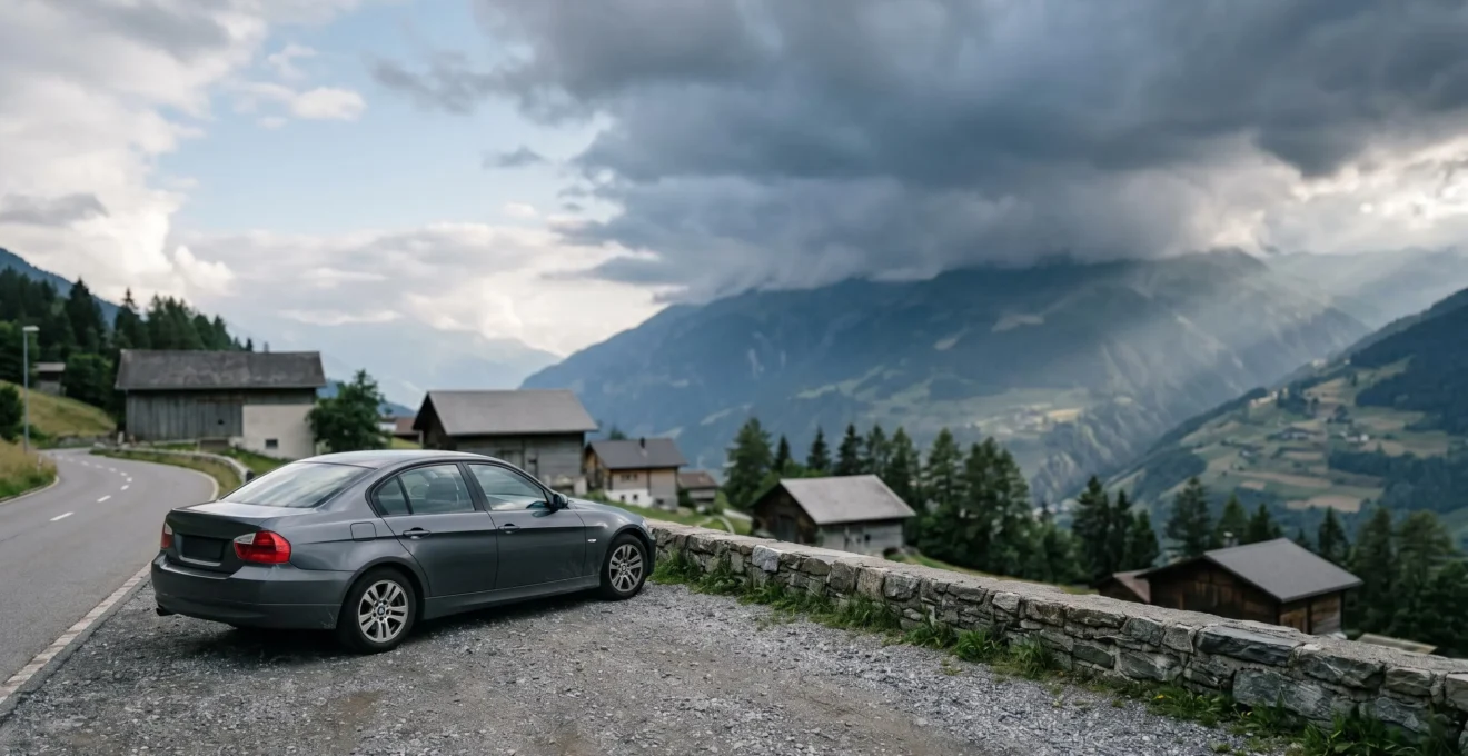 Voiture d'occasion stationnée sous un ciel menaçant avec grêlons, illustrant les risques couverts par l'assurance casco partielle en Suisse