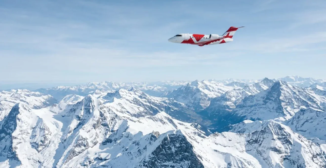 Avion ambulance de la REGA en vol au-dessus des Alpes suisses pour un rapatriement sanitaire d'urgence