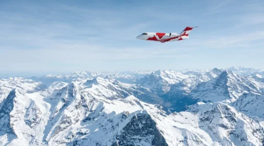 Avion ambulance de la REGA en vol au-dessus des Alpes suisses pour un rapatriement sanitaire d'urgence