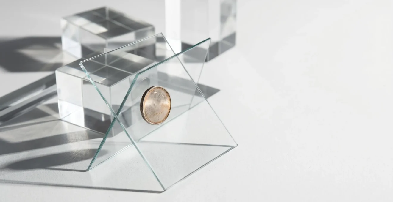 Représentation visuelle symbolique de la transparence dans les coûts d'assurance avec éléments graphiques abstraits