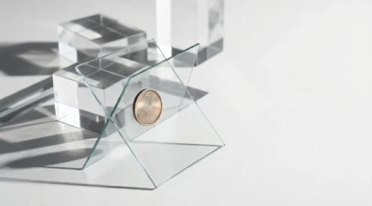 Représentation visuelle symbolique de la transparence dans les coûts d'assurance avec éléments graphiques abstraits